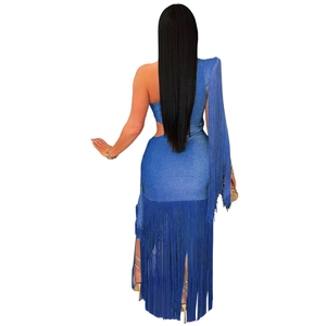 Vue arrière de robe bleue à une épaule avec de longues franges et découpe à la taille