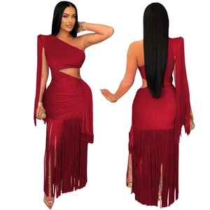 Détail de la robe asymétrique bordeaux avec tissu pailleté et accents de longues franges