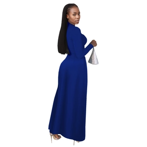 Dettaglio di abito lungo blu scuro elegante con collo alto e maniche lunghe attillate