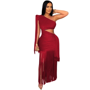 Détail de robe bordeaux à une épaule avec tissu scintillant et longues franges