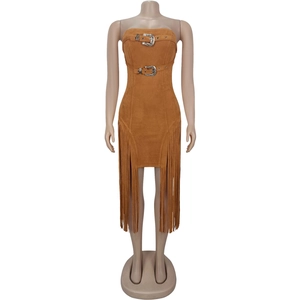 Détail d'une robe bustier marron en daim avec boucles ornées et longues franges