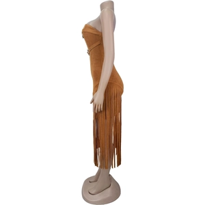 Détail de robe bustier marron en daim avec boucles métalliques et longues franges