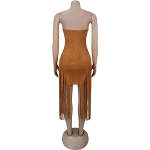 Détail du dos d'une robe bustier en daim marron avec fermeture éclair dorée et franges