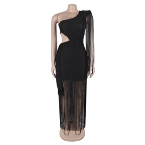 Détail d'une robe noire à une épaule avec tissu scintillant, découpe et longues franges