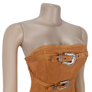 Gros plan détaillé d'un top bustier en suédine marron avec ceinture à boucle gravée