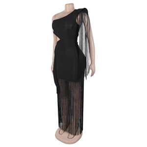 Détail de la robe noire asymétrique avec de longues franges et une découpe à la taille