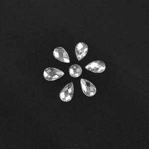Dettaglio di strass sfaccettati disposti a forma di fiore su rete nera elegante