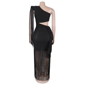 Détail de la robe noire à une épaule avec découpe à la taille et longues franges