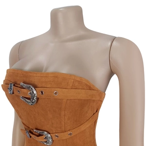 Détail du haut corset marron en simili daim avec des boucles argentées de style western