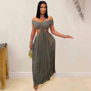 Detail eines grauen Maxi-Mesh-Kleides mit sexy Taillenausschnitt und Faltenwurf