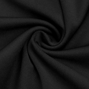 Dettaglio in primo piano del tessuto a rete nero con alta elasticità e trama a maglia fine