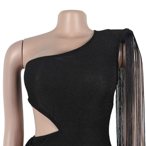 Détail d'une robe noire à une épaule avec tissu scintillant et accents de franges longues