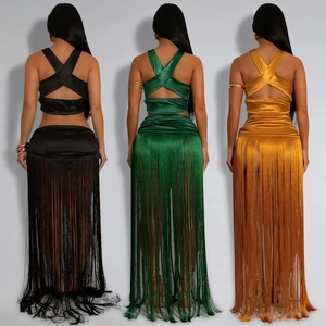 Sexy Damen-Set aus Satin mit Neckholder-Top und langem Rock mit Fransenbesatz