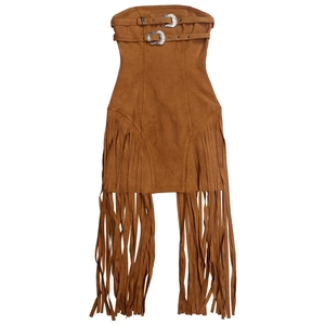 Détail de la mini-robe en daim marron avec boucles western et très longues franges