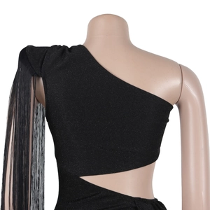 Détail de la robe noire asymétrique montrant le tissu scintillant et les longues franges