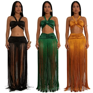 Zweiteiler für Damen mit Halter-Crop-Top und High-Waist-Fransenrock in drei modernen Farben