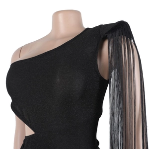 Détail d'une robe de soirée noire à une épaule avec de longues franges et découpe latérale
