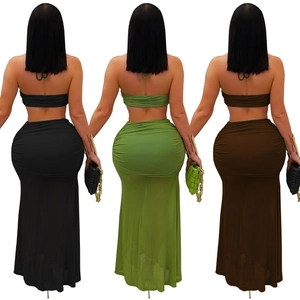 Vue arrière de trois modèles en ensembles deux pièces froncés avec crop tops et jupes