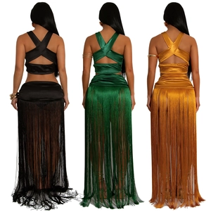Detailansicht der Rückseite des Satin-Tops und des langen Fransenrocks in drei Farben