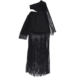 Détail de la robe asymétrique noire avec de longues franges et découpe à l'épaule