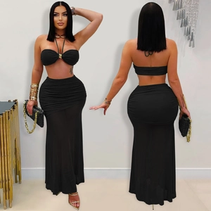 Ensemble sexy deux pièces noir avec robe longue en maille et haut licou pour les soirées
