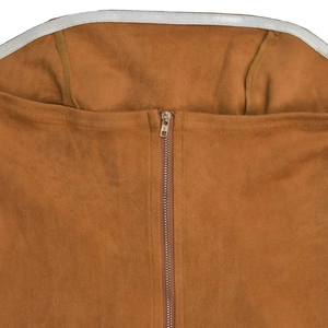 Détail d'une robe marron en similicuir suédé avec zip métallique et bande antiglisse silicone