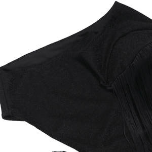 Détail du tissu à paillettes noires et des longues franges d'une robe élégante