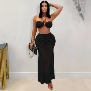 Détail d'un ensemble noir deux pièces avec haut bandeau plissé et jupe longue à taille haute