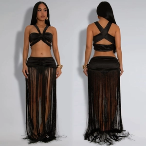 Damen Set aus schwarzem Satin-Neckholder-Top und langem Fransenrock, zweiteilig