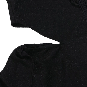 Détail du tissu noir scintillant avec design ajouré élégant et finition pailletée