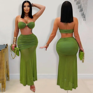 Ensemble deux pièces robe longue verte avec haut licou et jupe en tulle froncé