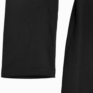Dettaglio dell'orlo a doppia cucitura di un abito nero a maniche lunghe in maglia fine