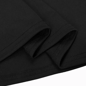 Dettaglio macro della cucitura overlock professionale sull'orlo in tessuto nero di qualità