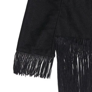 Détail d'une robe noire élégante montrant des franges en soie et un tissu texturé de qualité