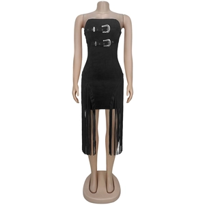Détails de la robe bustier noire avec boucles argentées et longues franges latérales