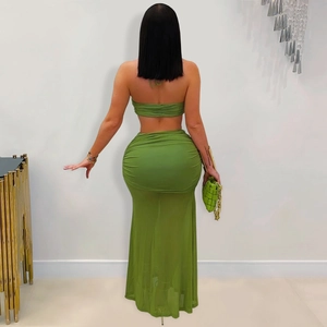 Détail de la jupe longue froncée vert avocat et du crop top dos nu à haute élasticité