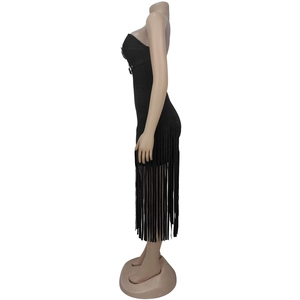 Détail des longues franges noires sur une robe moulante bustier sexy pour femme