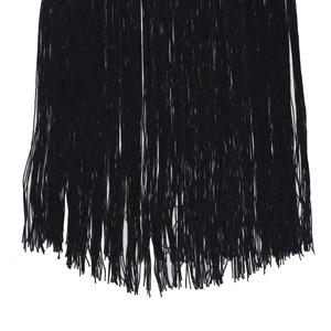 Vue macro détaillée montrant les franges noires denses et les glands suspendus sur la robe