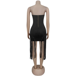Détail d'une mini robe bustier noire avec fermeture éclair au dos et ourlet à franges