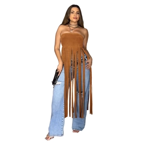 Dettaglio del top a fascia in pelle scamosciata marrone con lunghissime frange boho