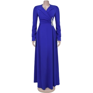 Dettaglio dell'abito blu reale con scollo a V e spilla scintillante in strass