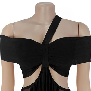 Detailansicht des schwarzen Mesh-Bodycon-Kleides mit transparentem Stoff und Raffung