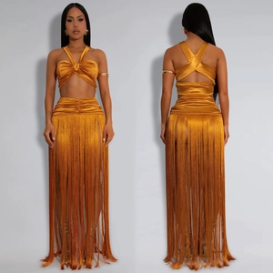 Detail von orange-goldenem Satin-Halter-Top und Rock-Set mit Fransen für Damen