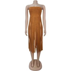 Dettaglio del vestito a fascia in camoscio marrone con lunghe nappe a frangia