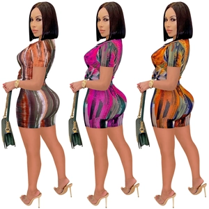 Dettaglio della stampa a righe astratte colorate sul set con scollo a V e shorts