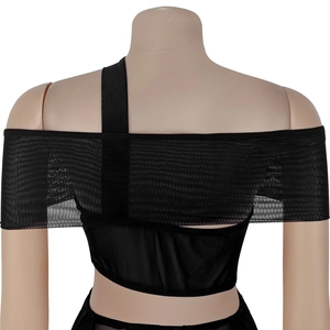 Detailansicht des schwarzen Mesh-Patchworks am Rücken des sexy One-Shoulder-Kleides