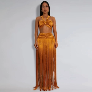 Detailansicht des orange-goldenen Satinstoffs und des Sets mit Fransenrock