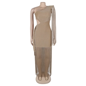 Détails d'une robe dorée à franges avec tissu scintillant et découpe à la taille
