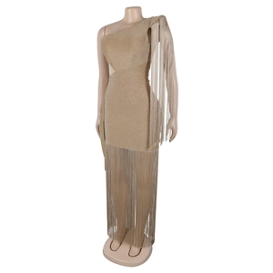 Détail d'une robe dorée à une épaule montrant les paillettes et les longues franges