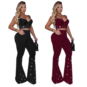 Schickes zweiteiliges Set mit Neckholder-Crop-Top und Schlaghose mit Metallösen-Details